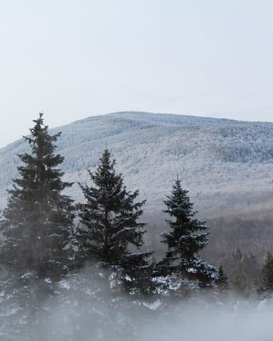 Pico Mountain gondola and ski runs in winter