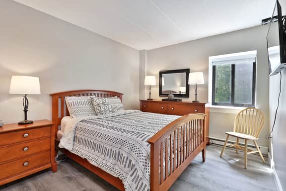 Modern 3BR/2BA Mountain Green Condo w/ Pool, Hot Tub, Gym, Bus. Ski Rental Deals! 1C5 - Image 4