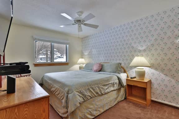 Woods Resort and Spa: Cozy 2-Bedroom Condo in Killington, VT with Ski, Tennis, and Pool Access - Image 4