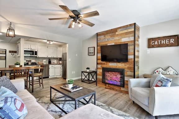 Modern 3BR/2BA Mountain Green Condo w/ Pool, Hot Tub, Gym, Bus. Ski Rental Deals! 1C5 - Image 1